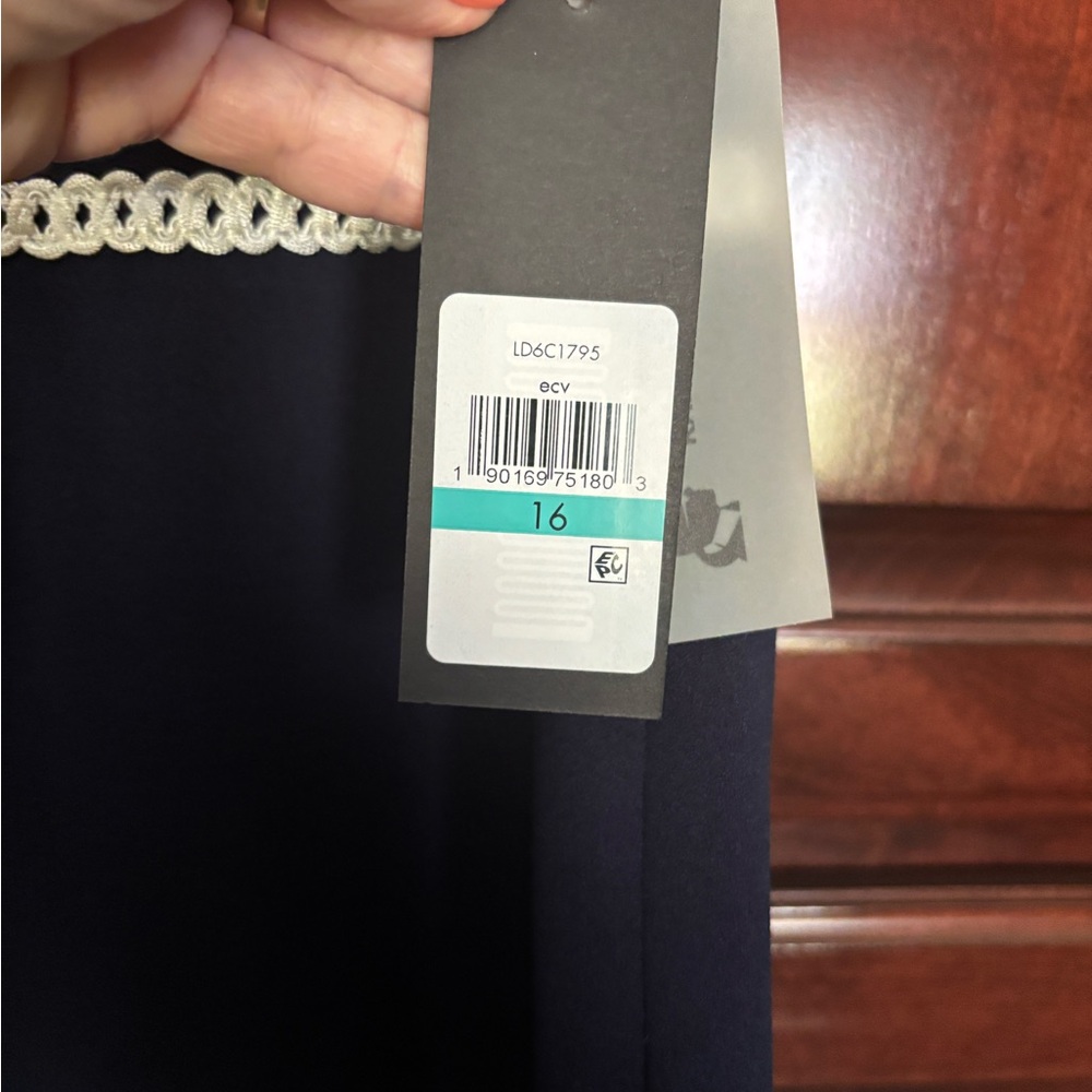 KARL LAGERFELD SIZE 16 dress. Never been worn - Picture 3 of 7